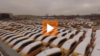 Сталкеры выложили видео с гигантского кладбища такси в Москве
