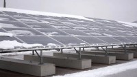 Фоторепортаж: Солнечную электростанцию на ЧАЭС завалило снегом